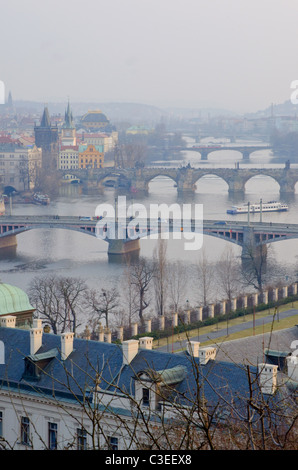 Vue sur les ponts de Prague en République tchèque, tôt le matin Banque D'Images