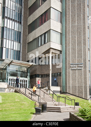 Les étudiants de l'extérieur de l'entrée principale de l'Édifice Boyd Orr de l'Université de Glasgow, Ecosse, Royaume-Uni Banque D'Images