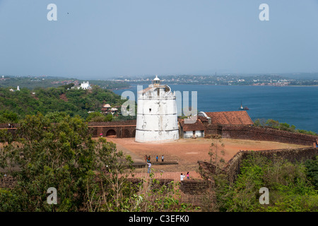 Phare d'Aguada à Fort Aguada sur la rivière Mandovi. Banque D'Images