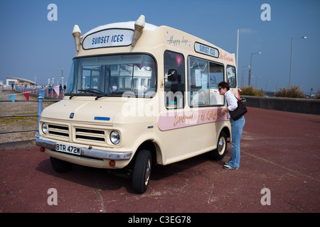 Un classique ice cream van au bord de la mer Banque D'Images