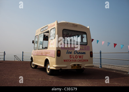 Un classique ice cream van au bord de la mer Banque D'Images