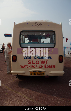 Un classique ice cream van au bord de la mer Banque D'Images