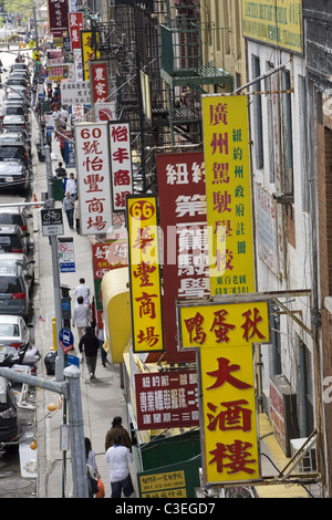 Regardant vers le bas, East Broadway dans le quartier chinois du pont de Manhattan, New York City. Banque D'Images