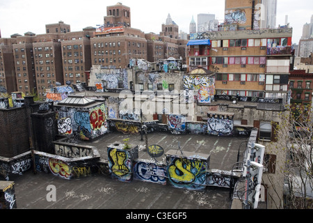 Vue vers le sud depuis le pont de Manhattan, en face du Lower East Side et au-delà à New York. Banque D'Images