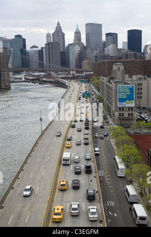 En regardant vers le sud vers le bas le FDR Drive vers le bas Manhattan le long de l'East River de la Pont de Manhattan, New York City. Banque D'Images