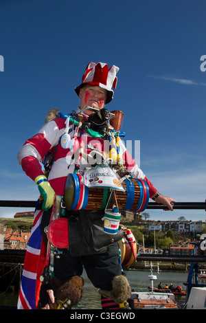 Excentrique Oddball, Musicien De Rue Excentrique, Bustier Et Animateur De Voyage. Victorian One man band jouant des tambours en costume fantaisie, Whitby Royaume-Uni Banque D'Images