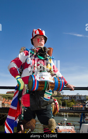 Excentrique Oddball, Musicien De Rue Excentrique, Bustier Et Animateur De Voyage. Victorian One man band jouant des tambours en costume fantaisie, Whitby Royaume-Uni Banque D'Images