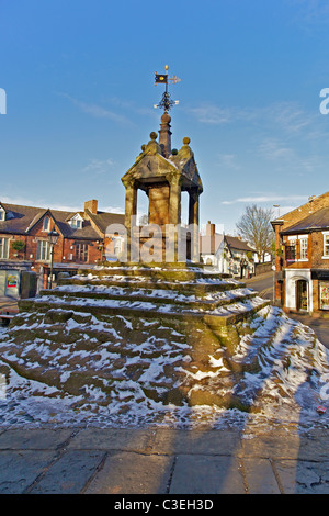 Lymm croix au centre du village en hiver Cheshire Lymm avec la neige. Banque D'Images