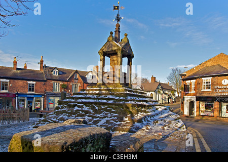 Lymm croix au centre du village en hiver Cheshire Lymm avec la neige. Banque D'Images