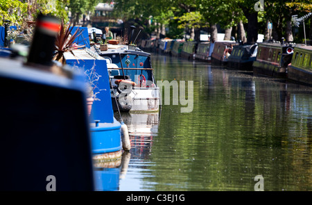 Narroboats amarré au Regent's Canal dans la Petite Venise, Londres, Angleterre, Royaume-Uni Banque D'Images