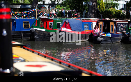 Narrowboats et chalands amarrés dans Regent's Canal à la Petite Venise, Londres, Angleterre, Royaume-Uni. Banque D'Images