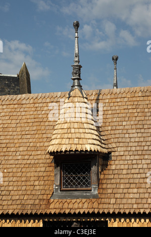 Détail montrant le toit en bois et décoration sur un bâtiment à l'intérieur des murs du Mont St Michel Normany France Banque D'Images