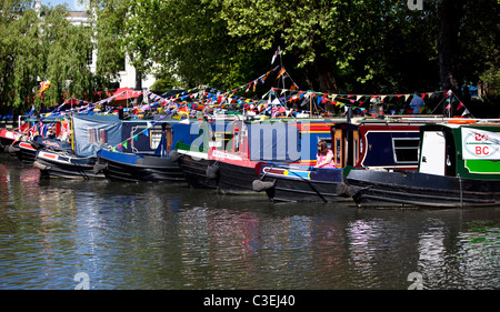 Narrowboats et chalands amarrés dans Regent's Canal à la Petite Venise, Londres, Angleterre, Royaume-Uni. Banque D'Images