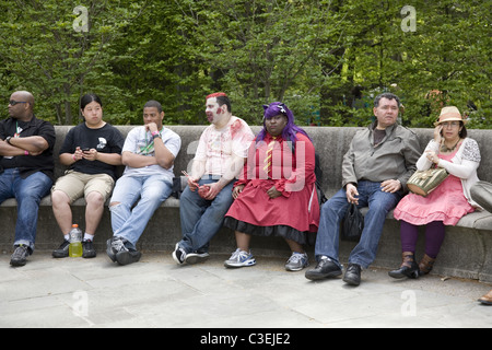 Diverses personnes au Cherry Blossom Festival au Jardin botanique de Brooklyn, Brooklyn, New York Banque D'Images