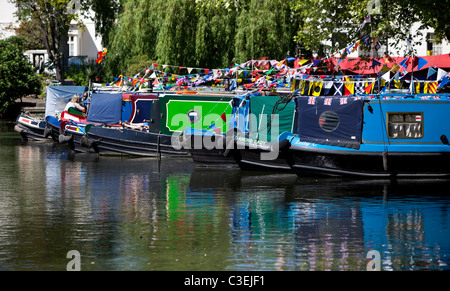 Narrowboats sur Regent's Canal à la Petite Venise, Londres, Angleterre, Royaume-Uni Banque D'Images