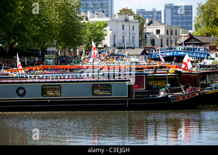 Narrowboats sur Regent's Canal à la Petite Venise, Londres, Angleterre, Royaume-Uni Banque D'Images