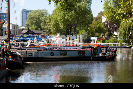 Narrowboats sur Regent's Canal à la Petite Venise, Londres, Angleterre, Royaume-Uni Banque D'Images