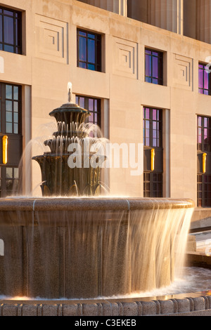 Fontaine à côté du Comté de Davidson bâtiment public et Courthouse, Nashville Tennessee USA Banque D'Images