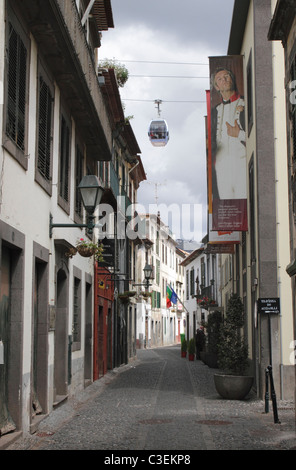 Rua de Santa Maria et du téléphérique, dans la vieille ville de Funchal Banque D'Images