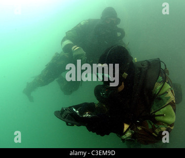 Deux U.S. Navy SEALs naviguer dans eaux troubles au cours d'un nageur de combat Plongée Formation Banque D'Images