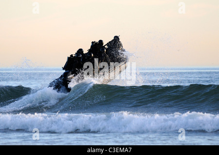 Les membres de l'équipe de l'US Navy SEAL naviguer le surf sur les frais de Coronado au cours d'un exercice d'entraînement aux opérations maritimes. Banque D'Images