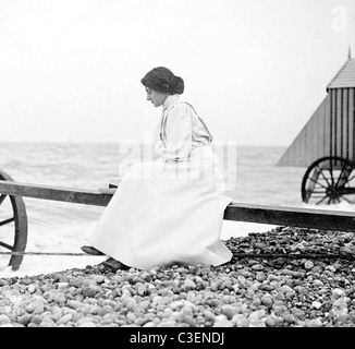 Florence Hardy, anciennement Florence Dugdale, seconde épouse de l'écrivain anglais Thomas Hardy, au bord de la mer. Banque D'Images