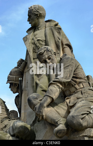 Détail de la King's Own Scottish Borderers Memorial, North Bridge, Edinburgh, Ecosse. Banque D'Images