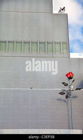 Grande rose rouge en face de nouveau musée dans le Bowery Banque D'Images