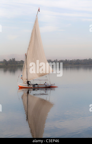 Encalminé felouque sur le Nil au coucher du soleil, Luxor, Egypte, Afrique du Nord Banque D'Images