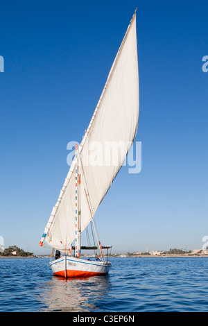 Felouque sur le Nil à contre ciel bleu clair Luxor, Egypte, Afrique du Nord Banque D'Images