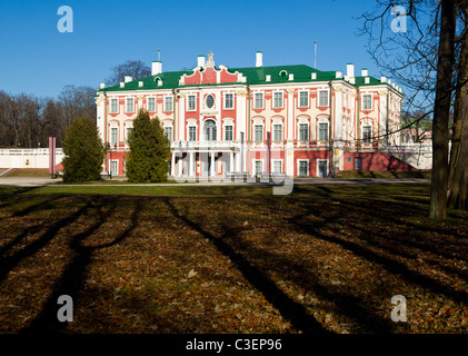 Le Palais Kadriorg a été construit par le Tsar Pierre le Grand au 18e siècle Banque D'Images