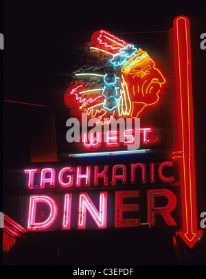 Amérindien, American-Indian en néon au-dessus de la West Taghkanic Diner sur la promenade de Taghkanic, New York. Banque D'Images