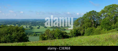 Vue panoramique sur les collines du Surrey de Colley Hill près de Reigate en été, des champs verts, le ciel bleu, les nuages blancs en Angleterre Banque D'Images