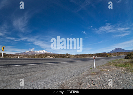 Route de l'autoroute autour de Mt Mt Ngauruhoe et Ruahepu, Parc National de Tongariro, Nouvelle-Zélande Banque D'Images