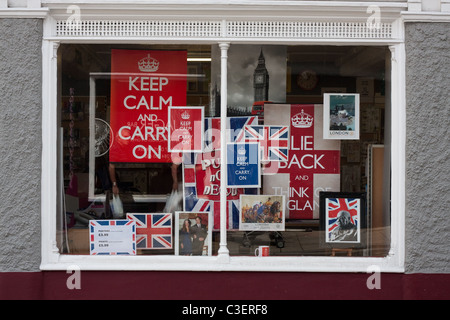 Souvenirs patriotiques en vente au moment de l'édition 2011 du mariage royal à Bury St Edmunds Banque D'Images