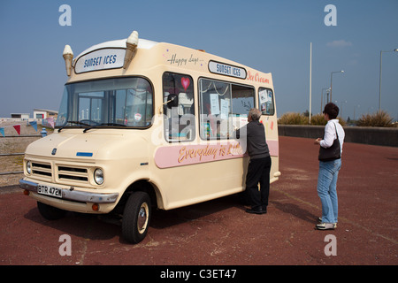 Un classique ice cream van au bord de la mer Banque D'Images