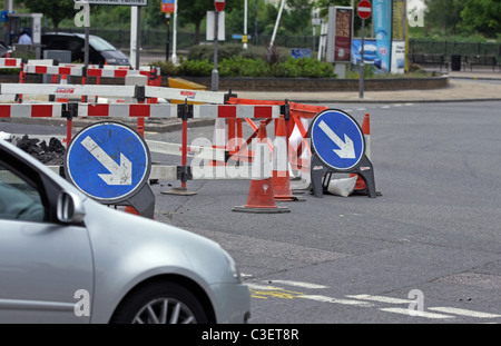 Des panneaux de direction de passage du véhicule, barrières de sécurité et les cônes autour de travaux routiers à Londres, Angleterre Banque D'Images