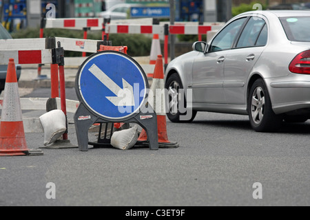 Des panneaux de direction de passage du véhicule, barrières de sécurité et les cônes autour de travaux routiers à Londres, Angleterre Banque D'Images