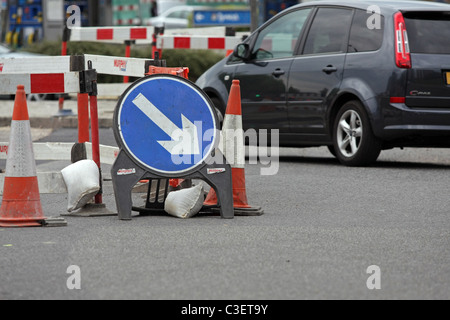 Des panneaux de direction de passage du véhicule, barrières de sécurité et les cônes autour de travaux routiers à Londres, Angleterre Banque D'Images