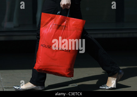 Les sacs portés par une femme à Oxford Street, Londres, Angleterre Banque D'Images
