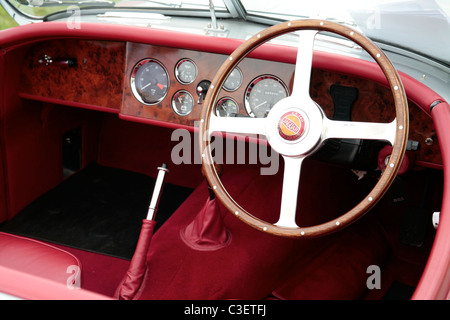 La Jaguar XK 120 classique montrant l'intérieur du tableau de bord et volant Banque D'Images