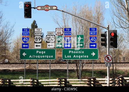 Les panneaux d'intersection de la route 66 à Flagstaff en Arizona Banque D'Images