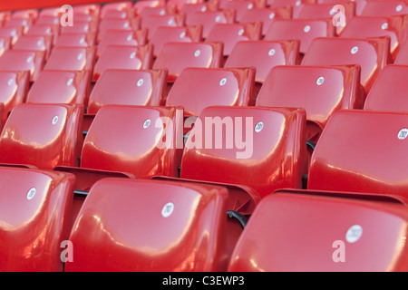 Des sièges vides au stade de football Old Trafford à Manchester, Angleterre Banque D'Images
