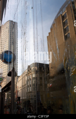 Splattered oeufs sur la fenêtre de la Barclays Bank au cours d'une marche contre la hausse des frais de scolarité Banque D'Images