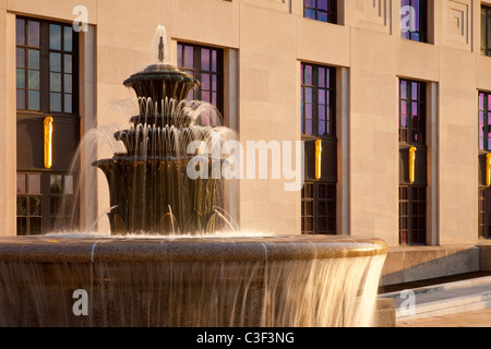 Fontaine à côté du Comté de Davidson bâtiment public et Courthouse, Nashville Tennessee USA Banque D'Images