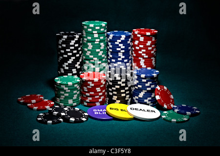 Des piles de jetons de poker avec des boutons dealer, small blind et big blind Banque D'Images