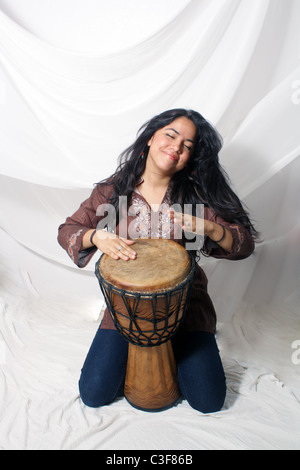 Belle Latina jouant un Djembe (1) Banque D'Images