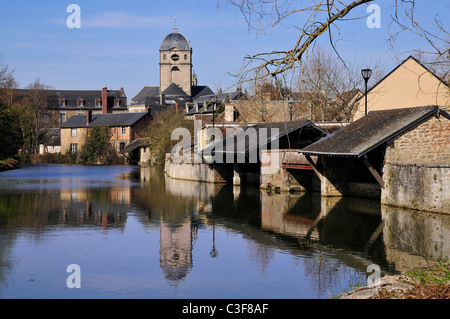 La rivière Sarthe avec la basilique Notre Dame et deux lavoirs à Alençon de la région Basse-normandie en France Banque D'Images