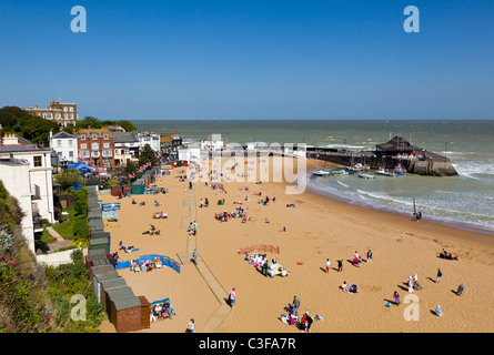 Ressort sur Broadstairs beach dans le Kent par un jour de vent Banque D'Images