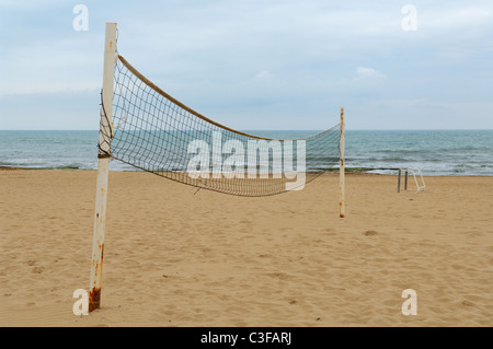 Un filet de volley-ball sur la plage de La Mata, sur l'image. Torrevieja, Alicante, Espagne. Banque D'Images